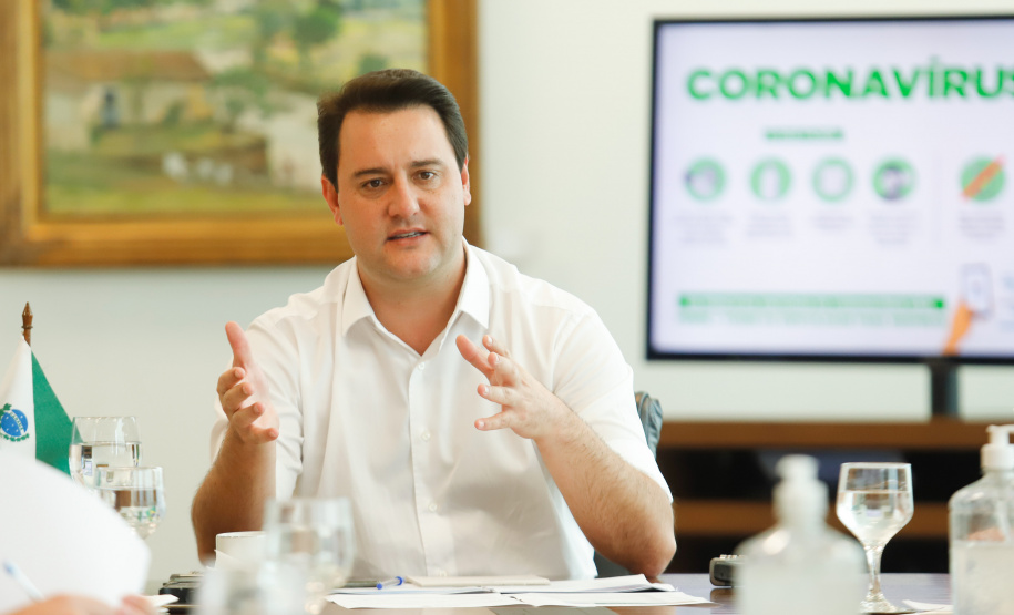 O Governo do Estado está alinhando com as emissoras e meios de comunicação do Paraná a divulgação das notícias sobre o novo coronavírus. O governador Carlos Massa Ratinho Junior recebeu nesta sexta-feira (20) chefes de reportagem e proprietários de veículos para alinhar as informações e destacar a colaboração da imprensa no papel de manter a população bem informada sobre a evolução e as medidas de contenção do Covid-19.