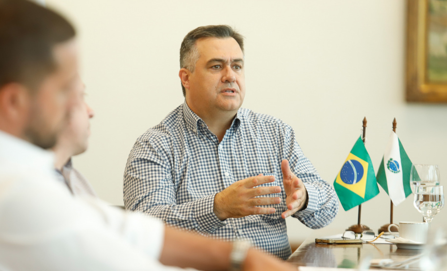 O Governo do Estado está alinhando com as emissoras e meios de comunicação do Paraná a divulgação das notícias sobre o novo coronavírus. O governador Carlos Massa Ratinho Junior recebeu nesta sexta-feira (20) chefes de reportagem e proprietários de veículos para alinhar as informações e destacar a colaboração da imprensa no papel de manter a população bem informada sobre a evolução e as medidas de contenção do Covid-19.