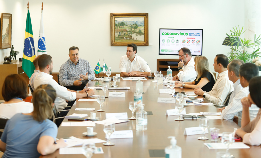 O Governo do Estado está alinhando com as emissoras e meios de comunicação do Paraná a divulgação das notícias sobre o novo coronavírus. O governador Carlos Massa Ratinho Junior recebeu nesta sexta-feira (20) chefes de reportagem e proprietários de veículos para alinhar as informações e destacar a colaboração da imprensa no papel de manter a população bem informada sobre a evolução e as medidas de contenção do Covid-19.