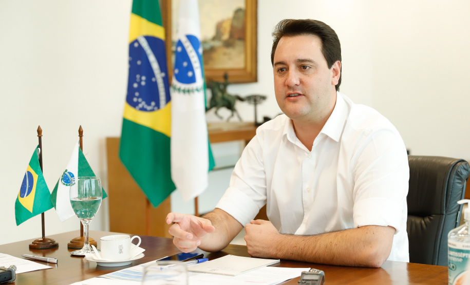 O Governo do Estado está alinhando com as emissoras e meios de comunicação do Paraná a divulgação das notícias sobre o novo coronavírus. O governador Carlos Massa Ratinho Junior recebeu nesta sexta-feira (20) chefes de reportagem e proprietários de veículos para alinhar as informações e destacar a colaboração da imprensa no papel de manter a população bem informada sobre a evolução e as medidas de contenção do Covid-19.