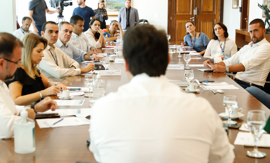 O Governo do Estado está alinhando com as emissoras e meios de comunicação do Paraná a divulgação das notícias sobre o novo coronavírus. O governador Carlos Massa Ratinho Junior recebeu nesta sexta-feira (20) chefes de reportagem e proprietários de veículos para alinhar as informações e destacar a colaboração da imprensa no papel de manter a população bem informada sobre a evolução e as medidas de contenção do Covid-19.