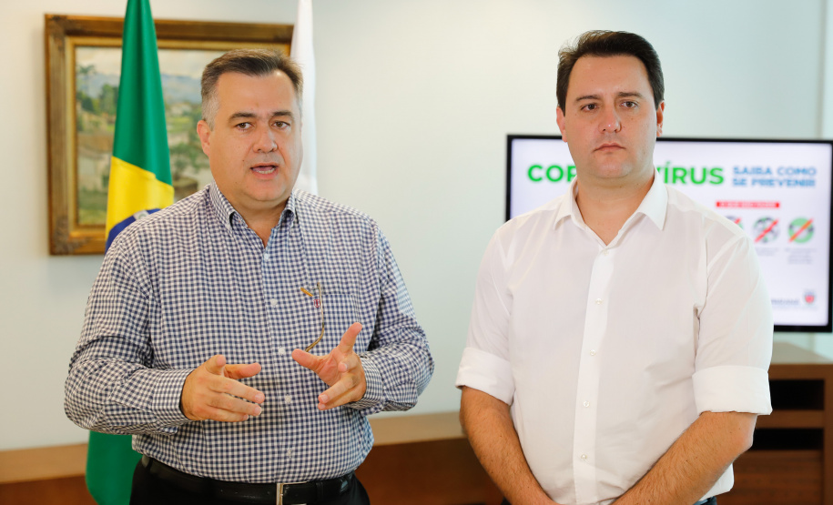 O Governo do Estado está alinhando com as emissoras e meios de comunicação do Paraná a divulgação das notícias sobre o novo coronavírus. O governador Carlos Massa Ratinho Junior recebeu nesta sexta-feira (20) chefes de reportagem e proprietários de veículos para alinhar as informações e destacar a colaboração da imprensa no papel de manter a população bem informada sobre a evolução e as medidas de contenção do Covid-19.