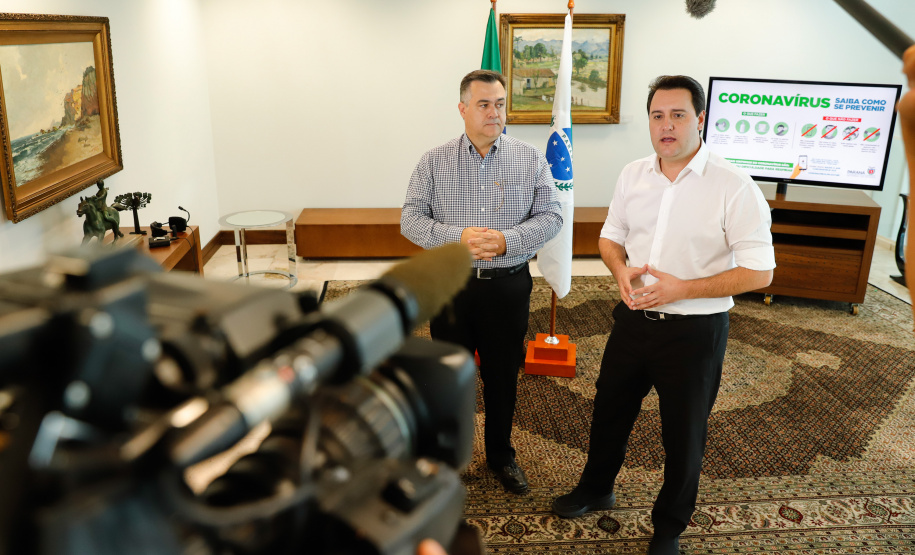 O Governo do Estado está alinhando com as emissoras e meios de comunicação do Paraná a divulgação das notícias sobre o novo coronavírus. O governador Carlos Massa Ratinho Junior recebeu nesta sexta-feira (20) chefes de reportagem e proprietários de veículos para alinhar as informações e destacar a colaboração da imprensa no papel de manter a população bem informada sobre a evolução e as medidas de contenção do Covid-19.