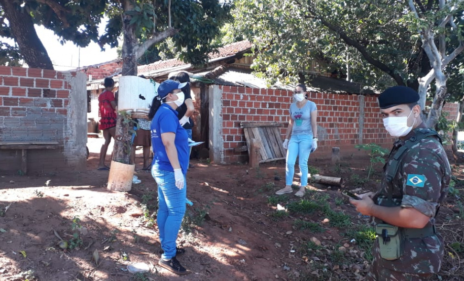 Soldados do Exército, militares estaduais, coordenadores municipais da Defesa Civil do Paraná, radioamadores voluntários e agentes de saúde municipais realizam uma grande ação de combate à dengue em 17 cidades do Estado. Foto: Defesa Civil