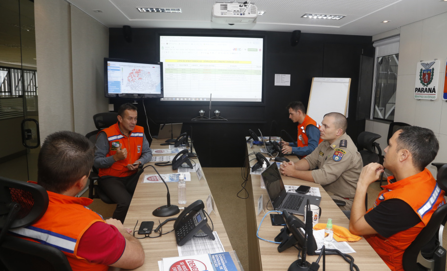 Soldados do Exército, militares estaduais, coordenadores municipais da Defesa Civil do Paraná, radioamadores voluntários e agentes de saúde municipais realizam uma grande ação de combate à dengue em 17 cidades do Estado. Foto: Gilson AbreuAEN