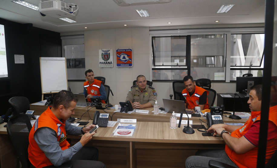 Soldados do Exército, militares estaduais, coordenadores municipais da Defesa Civil do Paraná, radioamadores voluntários e agentes de saúde municipais realizam uma grande ação de combate à dengue em 17 cidades do Estado. Foto: Gilson AbreuAEN