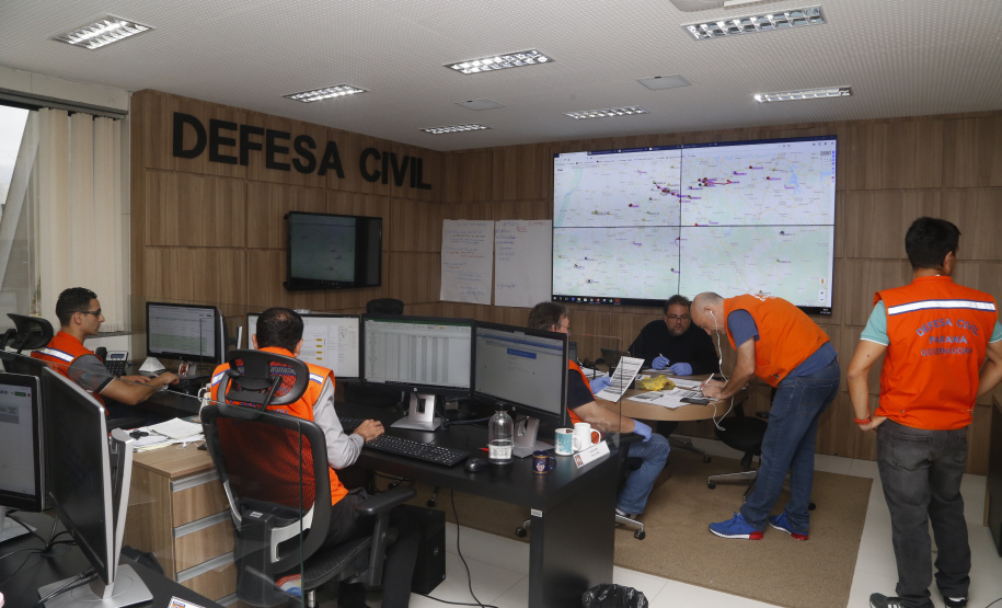 Soldados do Exército, militares estaduais, coordenadores municipais da Defesa Civil do Paraná, radioamadores voluntários e agentes de saúde municipais realizam uma grande ação de combate à dengue em 17 cidades do Estado. Foto: Gilson AbreuAEN