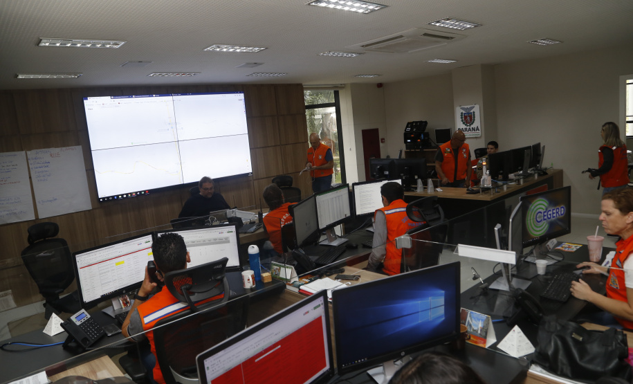 Soldados do Exército, militares estaduais, coordenadores municipais da Defesa Civil do Paraná, radioamadores voluntários e agentes de saúde municipais realizam uma grande ação de combate à dengue em 17 cidades do Estado. Foto: Gilson AbreuAEN