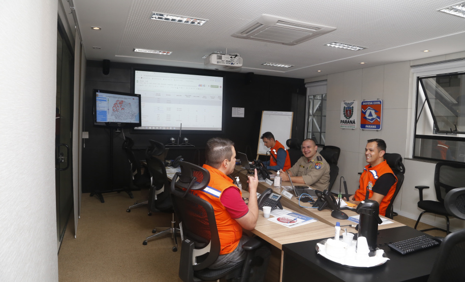 Soldados do Exército, militares estaduais, coordenadores municipais da Defesa Civil do Paraná, radioamadores voluntários e agentes de saúde municipais realizam uma grande ação de combate à dengue em 17 cidades do Estado. Foto: Gilson AbreuAEN
