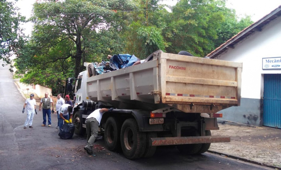 Soldados do Exército, militares estaduais, coordenadores municipais da Defesa Civil do Paraná, radioamadores voluntários e agentes de saúde municipais realizam uma grande ação de combate à dengue em 17 cidades do Estado. Foto: Defesa Civil