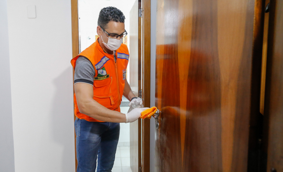 O Governo do Estado viabilizou uma rede de proteção aos profissionais de saúde diretamente ligados ao controle e tratamento do coronavírus no Paraná. Hotéis de diferentes municípios, de maneira voluntária, serão transformados em alojamentos a partir da próxima semana. A iniciativa atende uma solicitação do governador Carlos Massa Ratinho Junior e será coordenada pela Secretaria da Saúde e Defesa Civil estadual. A intenção é evitar a propagação da doença.Foto Gilson Abreu/AEN