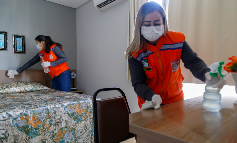 O Governo do Estado viabilizou uma rede de proteção aos profissionais de saúde diretamente ligados ao controle e tratamento do coronavírus no Paraná. Hotéis de diferentes municípios, de maneira voluntária, serão transformados em alojamentos a partir da próxima semana. A iniciativa atende uma solicitação do governador Carlos Massa Ratinho Junior e será coordenada pela Secretaria da Saúde e Defesa Civil estadual. A intenção é evitar a propagação da doença.Foto Gilson Abreu/AEN