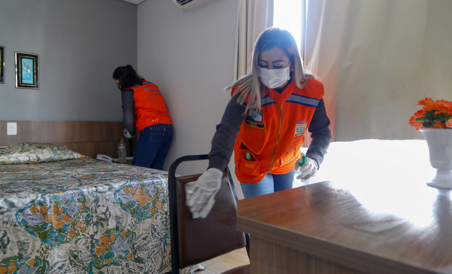 O Governo do Estado viabilizou uma rede de proteção aos profissionais de saúde diretamente ligados ao controle e tratamento do coronavírus no Paraná. Hotéis de diferentes municípios, de maneira voluntária, serão transformados em alojamentos a partir da próxima semana. A iniciativa atende uma solicitação do governador Carlos Massa Ratinho Junior e será coordenada pela Secretaria da Saúde e Defesa Civil estadual. A intenção é evitar a propagação da doença.Foto Gilson Abreu/AEN