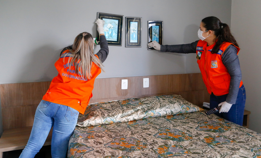 O Governo do Estado viabilizou uma rede de proteção aos profissionais de saúde diretamente ligados ao controle e tratamento do coronavírus no Paraná. Hotéis de diferentes municípios, de maneira voluntária, serão transformados em alojamentos a partir da próxima semana. A iniciativa atende uma solicitação do governador Carlos Massa Ratinho Junior e será coordenada pela Secretaria da Saúde e Defesa Civil estadual. A intenção é evitar a propagação da doença.Foto Gilson Abreu/AEN