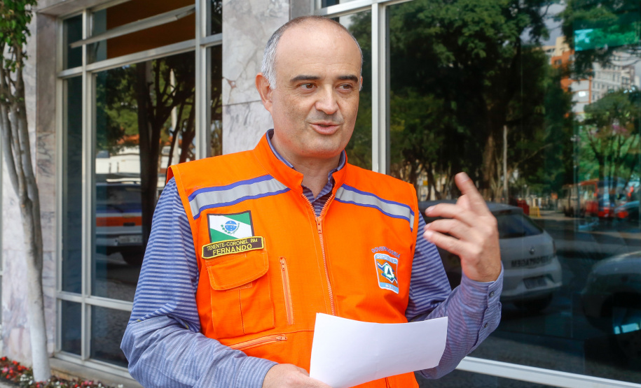 O trabalho de higienização dos 76 leitos disponíveis começou neste sábado (21). “Esses profissionais da área da saúde precisam de um espaço seguro para descansar, para seguir colaborando com o atendimento à população”, explicou o coordenador da Defesa Civil do Estado, tenente-coronel Fernando Schunig.