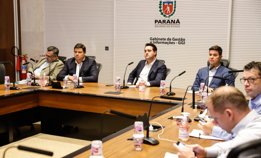 O governador Carlos Massa Ratinho Junior participou nesta segunda-feira (23) de uma videoconferência com o ministro da Infraestrutura, Tarcísio de Freitas, juntamente com os demais governadores dos estados que formam o Consórcio de Integração Sul e Sudeste (Cosud).