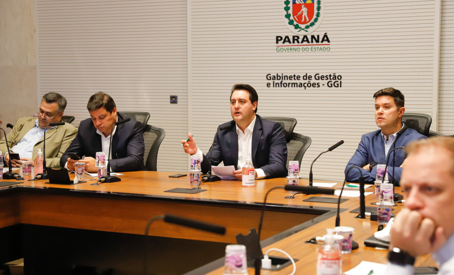 O governador Carlos Massa Ratinho Junior participou nesta segunda-feira (23) de uma videoconferência com o ministro da Infraestrutura, Tarcísio de Freitas, juntamente com os demais governadores dos estados que formam o Consórcio de Integração Sul e Sudeste (Cosud).