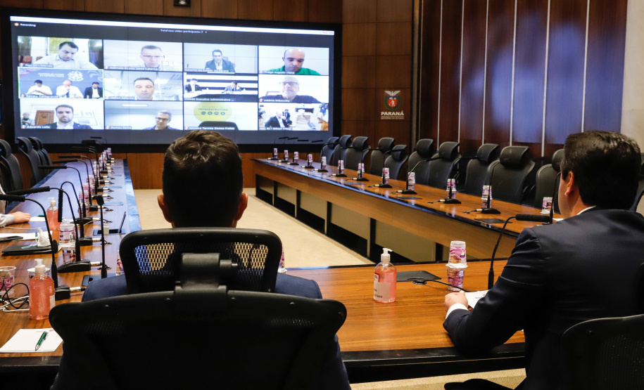 O governador Carlos Massa Ratinho Junior participou nesta segunda-feira (23) de uma videoconferência com o ministro da Infraestrutura, Tarcísio de Freitas, juntamente com os demais governadores dos estados que formam o Consórcio de Integração Sul e Sudeste (Cosud).