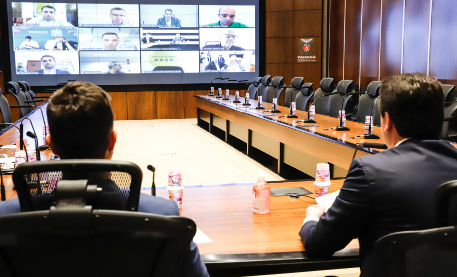 O governador Carlos Massa Ratinho Junior participou nesta segunda-feira (23) de uma videoconferência com o ministro da Infraestrutura, Tarcísio de Freitas, juntamente com os demais governadores dos estados que formam o Consórcio de Integração Sul e Sudeste (Cosud).