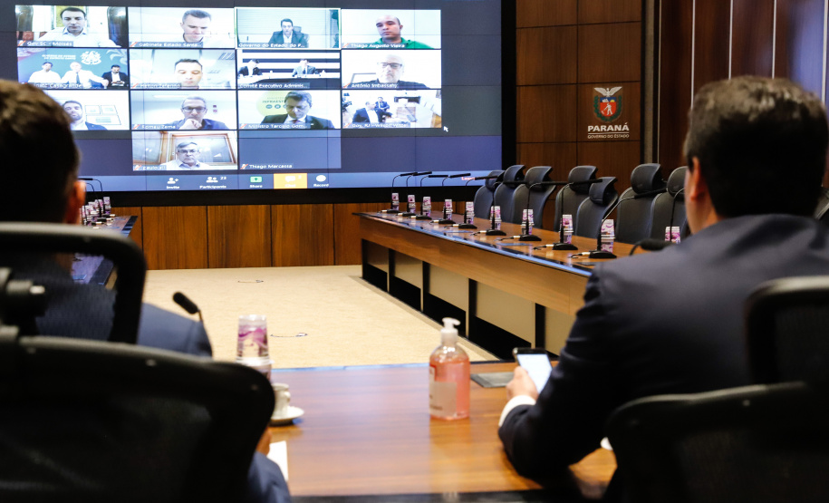 O governador Carlos Massa Ratinho Junior participou nesta segunda-feira (23) de uma videoconferência com o ministro da Infraestrutura, Tarcísio de Freitas, juntamente com os demais governadores dos estados que formam o Consórcio de Integração Sul e Sudeste (Cosud).
