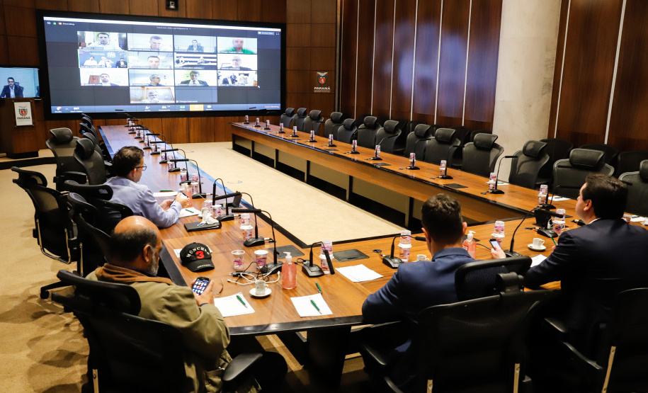 O governador Carlos Massa Ratinho Junior participou nesta segunda-feira (23) de uma videoconferência com o ministro da Infraestrutura, Tarcísio de Freitas, juntamente com os demais governadores dos estados que formam o Consórcio de Integração Sul e Sudeste (Cosud).