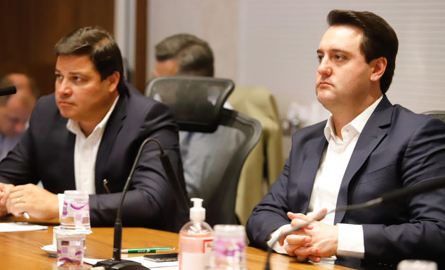 O governador Carlos Massa Ratinho Junior participou nesta segunda-feira (23) de uma videoconferência com o ministro da Infraestrutura, Tarcísio de Freitas, juntamente com os demais governadores dos estados que formam o Consórcio de Integração Sul e Sudeste (Cosud).