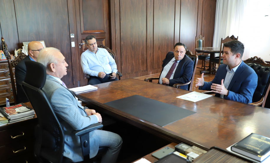 O Governo do Estado enviou nesta segunda-feira (23) para análise da Assembleia Legislativa um decreto para agilizar as ações de combate ao coronavírus no Paraná. A medida, que passa pela homologação dos deputados, flexibiliza questões orçamentárias e administrativas para assegurar os recursos necessários para áreas prioritárias como a Saúde.