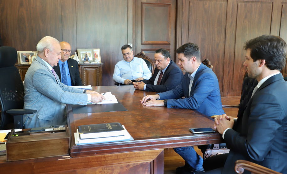 O Governo do Estado enviou nesta segunda-feira (23) para análise da Assembleia Legislativa um decreto para agilizar as ações de combate ao coronavírus no Paraná. A medida, que passa pela homologação dos deputados, flexibiliza questões orçamentárias e administrativas para assegurar os recursos necessários para áreas prioritárias como a Saúde.