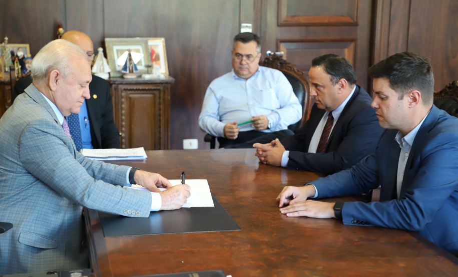 O Governo do Estado enviou nesta segunda-feira (23) para análise da Assembleia Legislativa um decreto para agilizar as ações de combate ao coronavírus no Paraná. A medida, que passa pela homologação dos deputados, flexibiliza questões orçamentárias e administrativas para assegurar os recursos necessários para áreas prioritárias como a Saúde.