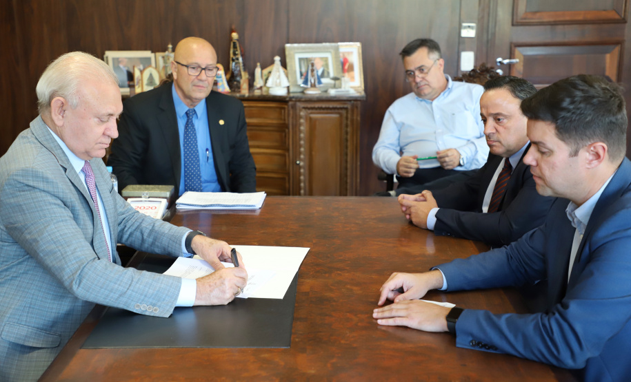 O Governo do Estado enviou nesta segunda-feira (23) para análise da Assembleia Legislativa um decreto para agilizar as ações de combate ao coronavírus no Paraná. A medida, que passa pela homologação dos deputados, flexibiliza questões orçamentárias e administrativas para assegurar os recursos necessários para áreas prioritárias como a Saúde.