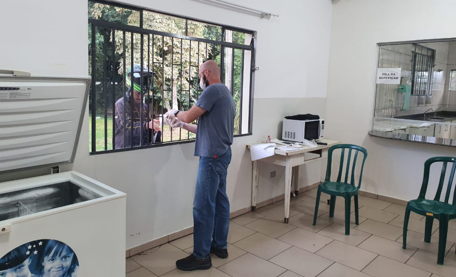 As escolas estaduais do Paraná já estão se organizando para realizar a primeira entrega dos alimentos que compõem a merenda escolar para estudantes inscritos no programa Bolsa Família e/ou em situação de vulnerabilidade, conforme o governador Carlos Massa Ratinho Junior determinou no Decereto 4.316/2020. São cerca de 230 mil alunos inscritos no programa no Paraná. Foto:SEED