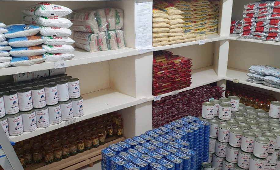 As escolas estaduais do Paraná já estão se organizando para realizar a primeira entrega dos alimentos que compõem a merenda escolar para estudantes inscritos no programa Bolsa Família e/ou em situação de vulnerabilidade, conforme o governador Carlos Massa Ratinho Junior determinou no Decereto 4.316/2020. São cerca de 230 mil alunos inscritos no programa no Paraná. Foto:SEED