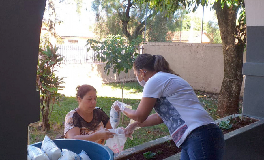 As escolas estaduais do Paraná já estão se organizando para realizar a primeira entrega dos alimentos que compõem a merenda escolar para estudantes inscritos no programa Bolsa Família e/ou em situação de vulnerabilidade, conforme o governador Carlos Massa Ratinho Junior determinou no Decereto 4.316/2020. São cerca de 230 mil alunos inscritos no programa no Paraná. Foto:SEED