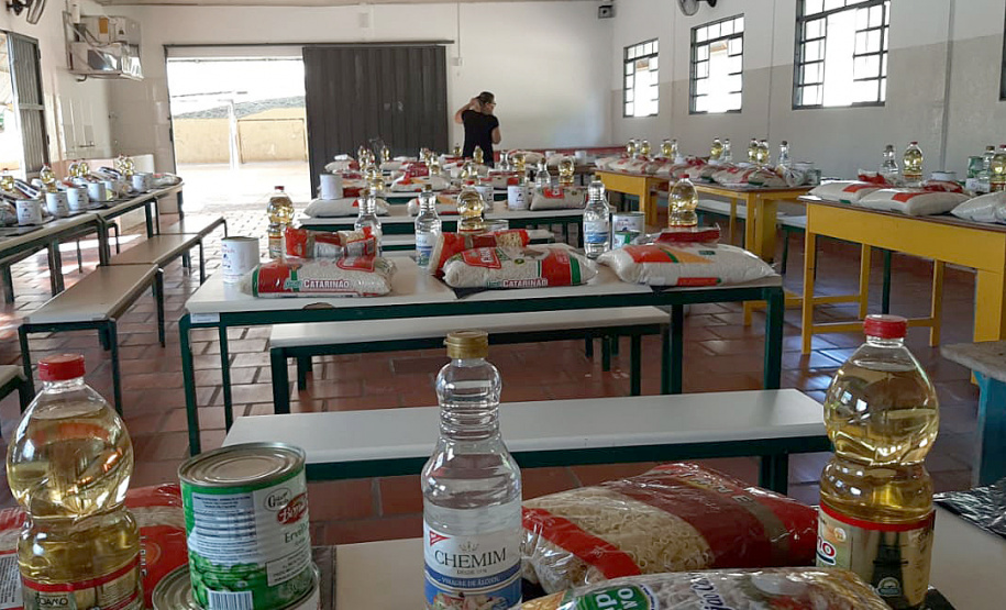 As escolas estaduais do Paraná já estão se organizando para realizar a primeira entrega dos alimentos que compõem a merenda escolar para estudantes inscritos no programa Bolsa Família e/ou em situação de vulnerabilidade, conforme o governador Carlos Massa Ratinho Junior determinou no Decereto 4.316/2020. São cerca de 230 mil alunos inscritos no programa no Paraná. Foto:SEED