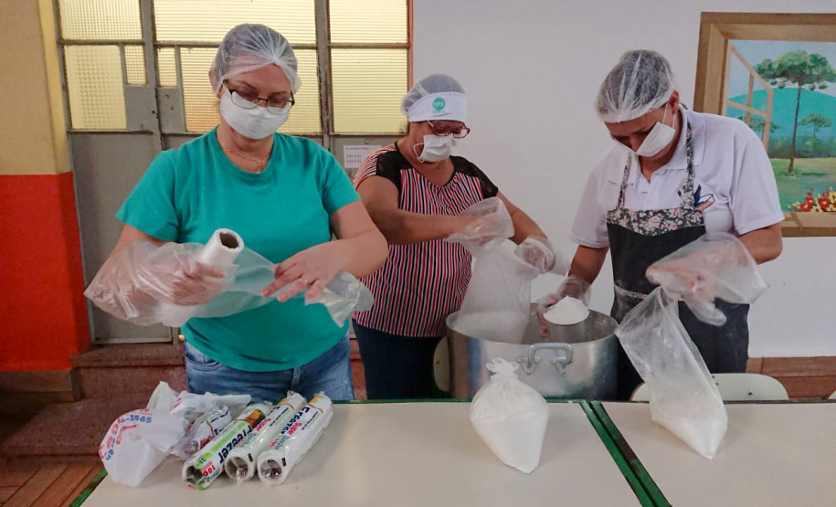 As escolas estaduais do Paraná já estão se organizando para realizar a primeira entrega dos alimentos que compõem a merenda escolar para estudantes inscritos no programa Bolsa Família e/ou em situação de vulnerabilidade, conforme o governador Carlos Massa Ratinho Junior determinou no Decereto 4.316/2020. São cerca de 230 mil alunos inscritos no programa no Paraná. Foto:SEED
