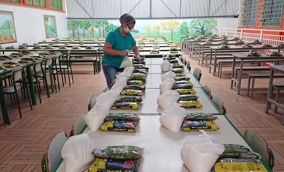 As escolas estaduais do Paraná já estão se organizando para realizar a primeira entrega dos alimentos que compõem a merenda escolar para estudantes inscritos no programa Bolsa Família e/ou em situação de vulnerabilidade, conforme o governador Carlos Massa Ratinho Junior determinou no Decereto 4.316/2020. São cerca de 230 mil alunos inscritos no programa no Paraná. Foto:SEED
