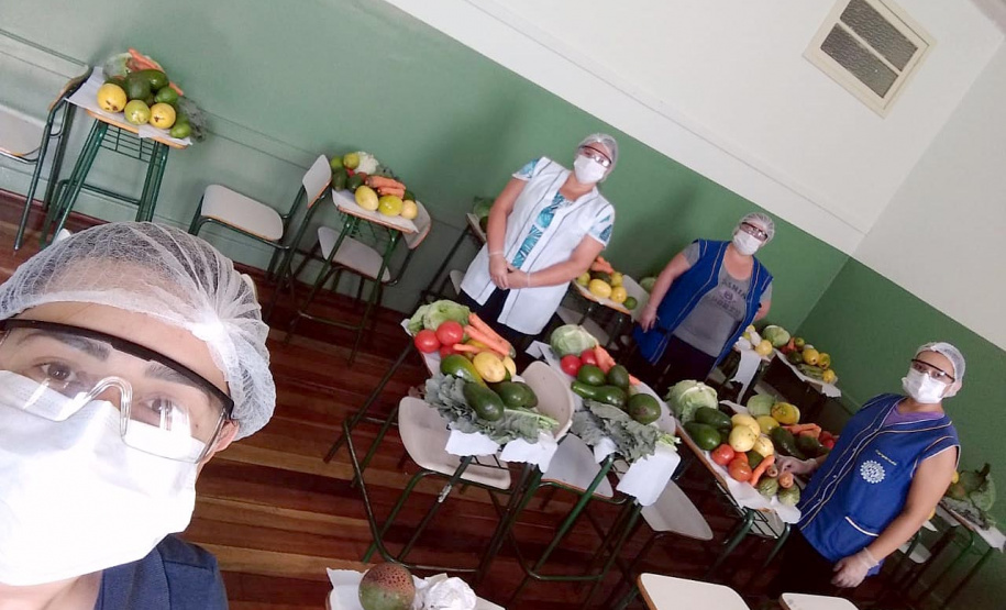 As escolas estaduais do Paraná já estão se organizando para realizar a primeira entrega dos alimentos que compõem a merenda escolar para estudantes inscritos no programa Bolsa Família e/ou em situação de vulnerabilidade, conforme o governador Carlos Massa Ratinho Junior determinou no Decereto 4.316/2020. São cerca de 230 mil alunos inscritos no programa no Paraná. Foto:SEED