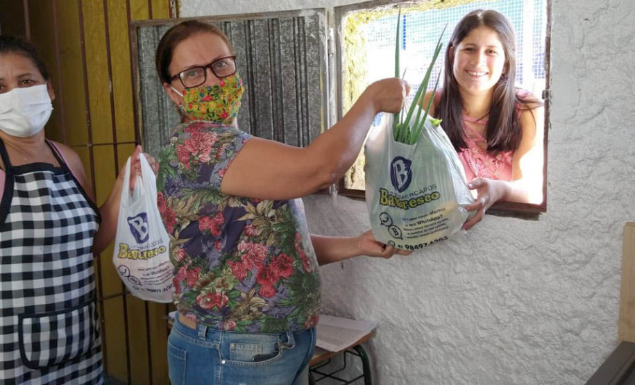 As mudanças de atitude da sociedade provocadas pelo novo coronavírus não paralisaram as atividades de associações de produtores rurais, responsáveis pela alimentação, sobretudo de famílias mais carentes. O comprometimento também mantém em atividade centenas de servidores estaduais que ajudam na tarefa de forma presencial ou em teletrabalho. Foto:SEAB