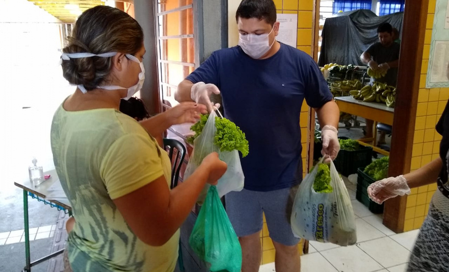 As mudanças de atitude da sociedade provocadas pelo novo coronavírus não paralisaram as atividades de associações de produtores rurais, responsáveis pela alimentação, sobretudo de famílias mais carentes. O comprometimento também mantém em atividade centenas de servidores estaduais que ajudam na tarefa de forma presencial ou em teletrabalho. Foto:SEAB