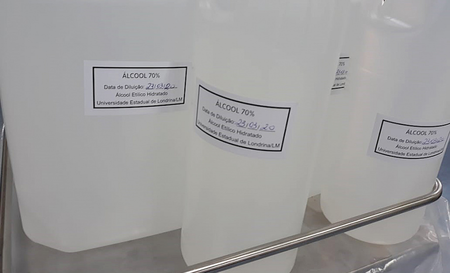 Professores e estudantes do curso de Farmácia, do Centro de Ciências da Saúde (CCS), estão transformando o álcool etílico hidratado a 92,8% em álcool 70%, para uso nas diferentes unidades do Hospital Universitário (HU/UEL), mantido pela Universidade. A produção deve reforçar o enfrentamento do novo coronavírus. Foto:Divulgação/UEL