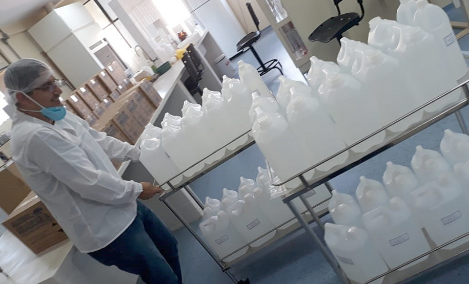 Professores e estudantes do curso de Farmácia, do Centro de Ciências da Saúde (CCS), estão transformando o álcool etílico hidratado a 92,8% em álcool 70%, para uso nas diferentes unidades do Hospital Universitário (HU/UEL), mantido pela Universidade. A produção deve reforçar o enfrentamento do novo coronavírus. Foto:Divulgação/UEL
