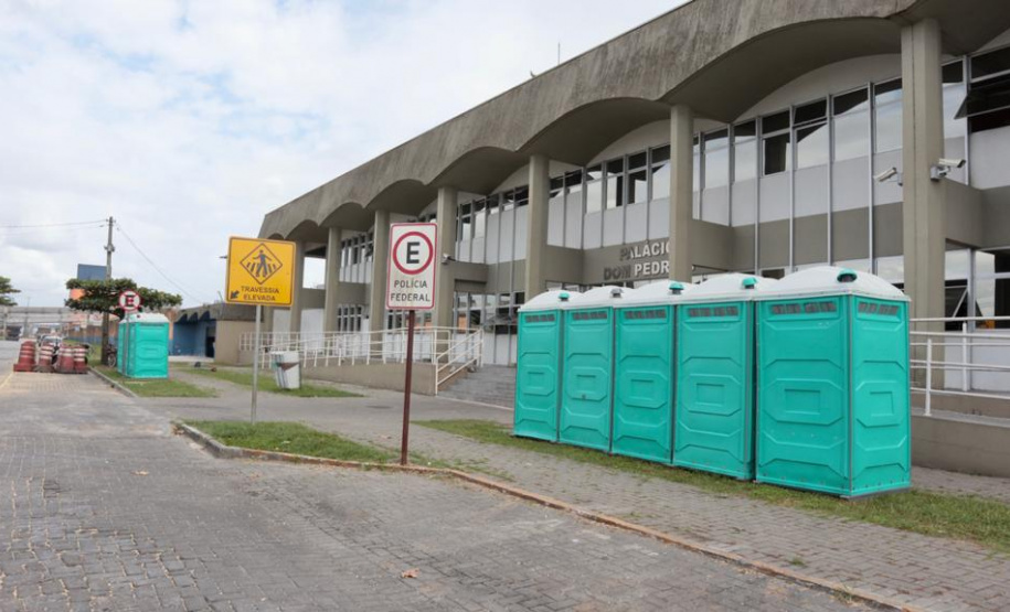 O Departamento de Estradas de Rodagem do Estado do Paraná (DER-PR), por sua vez, emitiu ordens de serviço que garantem outros benefícios aos trabalhadores. As praças de pedágio se tornaram centrais sobre o Covid-19, reforçando inclusive as informações sobre locais de alimentação e manutenção dos veículos.Foto: Claudio Neves