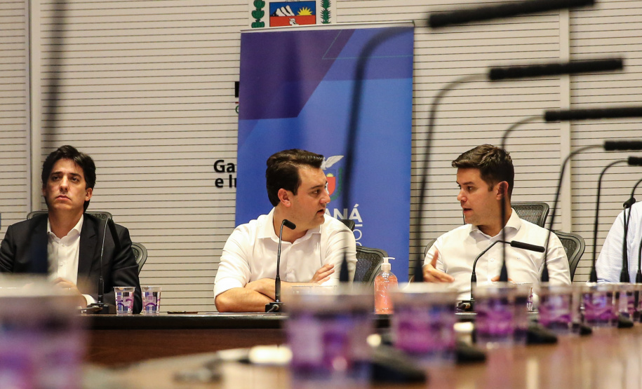 Videoconferencia Governadores O Governador Carlos Massa Ratinho Junior participa nesta quarta-feira (25), de reunião em videoconferência do Fórum dos Governadores para discutir o combate ao Coronavirus. Curitiba, 25/03/2020 - Foto: Geraldo Bubniak/AEN