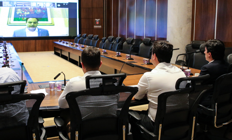 Videoconferencia Governadores O Governador Carlos Massa Ratinho Junior participa nesta quarta-feira (25), de reunião em videoconferência do Fórum dos Governadores para discutir o combate ao Coronavirus. Curitiba, 25/03/2020 - Foto: Geraldo Bubniak/AEN