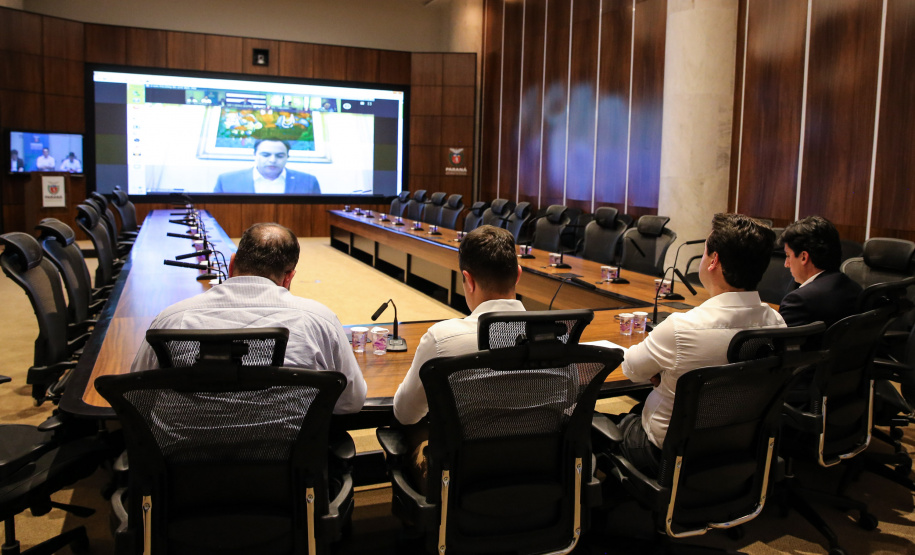 Videoconferencia Governadores O Governador Carlos Massa Ratinho Junior participa nesta quarta-feira (25), de reunião em videoconferência do Fórum dos Governadores para discutir o combate ao Coronavirus. Curitiba, 25/03/2020 - Foto: Geraldo Bubniak/AEN