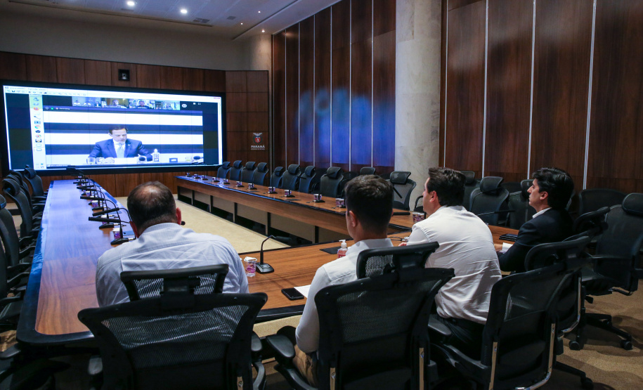 Videoconferencia Governadores O Governador Carlos Massa Ratinho Junior participa nesta quarta-feira (25), de reunião em videoconferência do Fórum dos Governadores para discutir o combate ao Coronavirus. Curitiba, 25/03/2020 - Foto: Geraldo Bubniak/AEN
