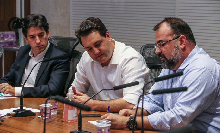 Videoconferencia Governadores O Governador Carlos Massa Ratinho Junior participa nesta quarta-feira (25), de reunião em videoconferência do Fórum dos Governadores para discutir o combate ao Coronavirus. Curitiba, 25/03/2020 - Foto: Geraldo Bubniak/AEN