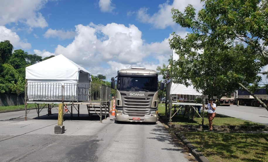 Equipes médicas foram contratadas e atuam 24 horas para fazer aferição de temperatura, orientação e triagem dos profissionais que descarregam cargas e atuam na atividade portuária. Há postos médicos e de enfermagem, 32 chuveiros, 60 pias e lava-pés com hipoclorito de sódio, entre outras iniciativas.Foto: Claudio Neves. Foto: Claudio Neves