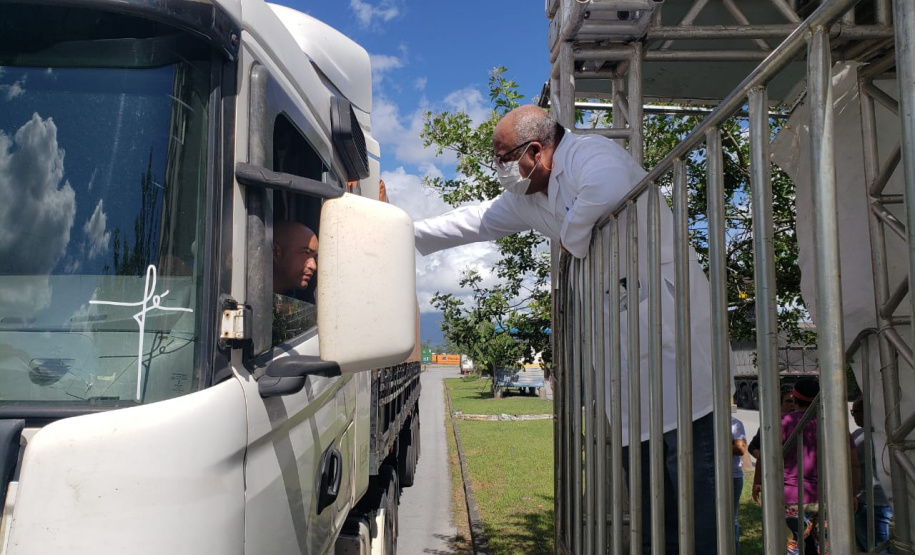 Equipes médicas foram contratadas e atuam 24 horas para fazer aferição de temperatura, orientação e triagem dos profissionais que descarregam cargas e atuam na atividade portuária. Há postos médicos e de enfermagem, 32 chuveiros, 60 pias e lava-pés com hipoclorito de sódio, entre outras iniciativas.Foto: Claudio Neves. Foto: Claudio Neves