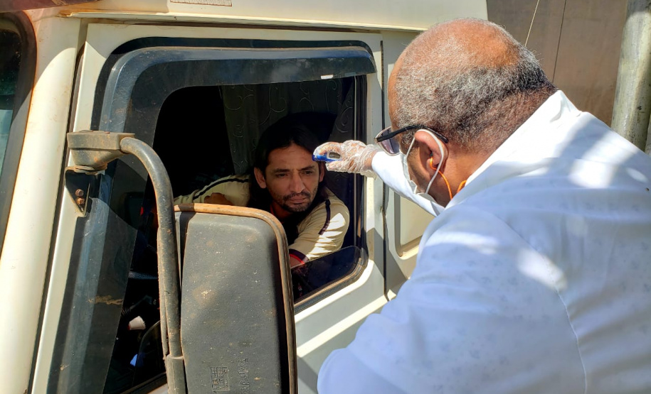 Equipes médicas foram contratadas e atuam 24 horas para fazer aferição de temperatura, orientação e triagem dos profissionais que descarregam cargas e atuam na atividade portuária. Há postos médicos e de enfermagem, 32 chuveiros, 60 pias e lava-pés com hipoclorito de sódio, entre outras iniciativas.Foto: Claudio Neves. Foto: Claudio Neves